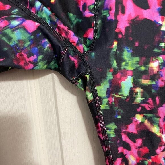 Fabletics Women's EUC Mid Rise Salar Capri Black Chroma Colorful Leggings Small - Picture 5 of 6